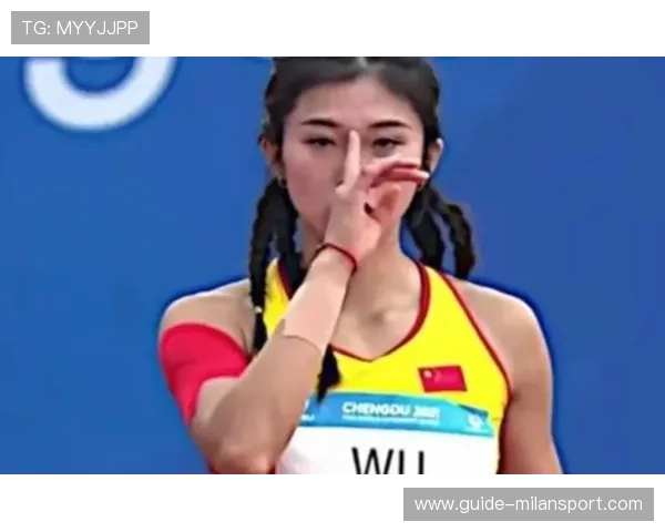 冠军赛终场哨响，球员泪洒赛场写下难忘瞬间，冠军被推出赛道